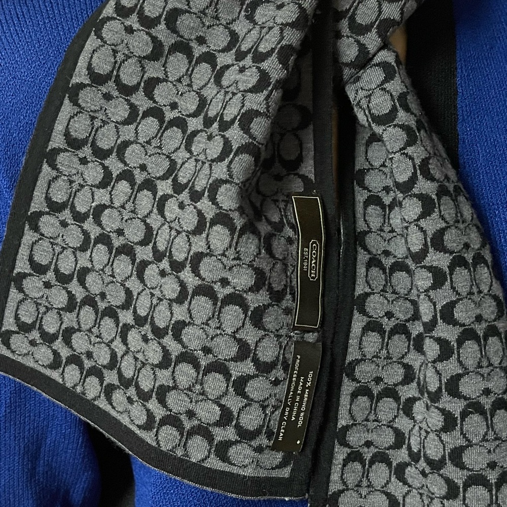 Coach 100% merino wool logo gray black logo scarf excellent condition. - Picture 2 of 4